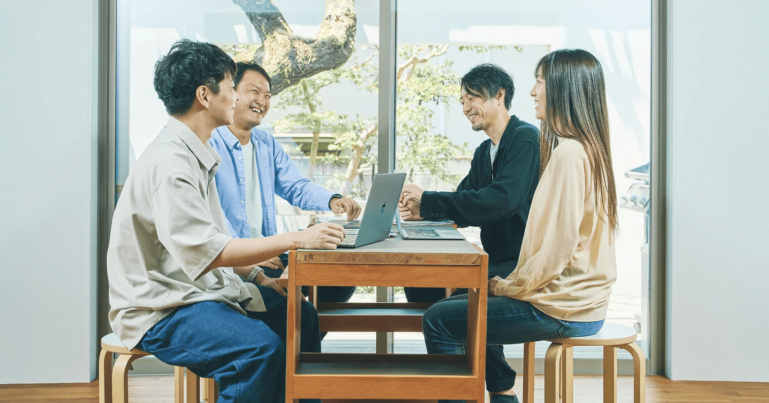 KAAANのメンバーがミーティングをしている様子